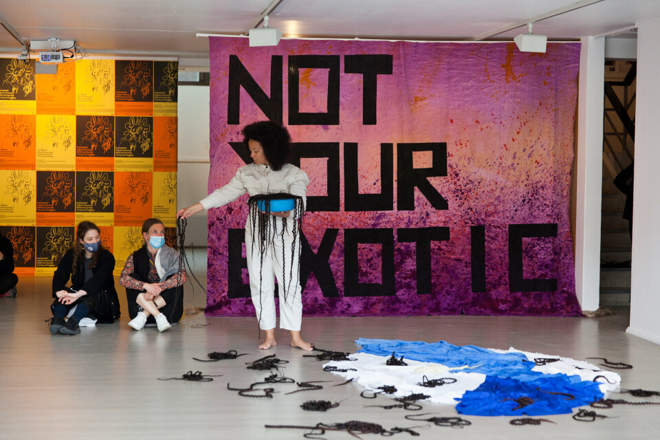Luanda Carneiro Jacoel Kalunga Entities. Performance på åpningsdagen. Foto: Monica Anette Svorstøl / Trøndelag senter for samtidskunst Luanda Carneiro Jacoel Kalunga Entities. Performance på åpningsdagen. Foto: Monica Anette Svorstøl / Trøndelag senter for samtidskunst