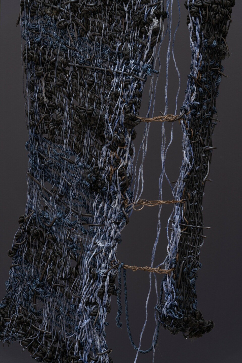 New Noveta, Ohägn, 2020. (Detalj) Håndvev av farget resirkulert tau fra tidligere arbeider, bivoks, stål og væsker. Courtesy: New Noveta and Sandy Brown Gallery, Berlin. Foto: David Stjernholm New Noveta, Ohägn, 2020. (Detalj) Håndvev av farget resirkulert tau fra tidligere arbeider, bivoks, stål og væsker. Courtesy: New Noveta and Sandy Brown Gallery, Berlin. Foto: David Stjernholm