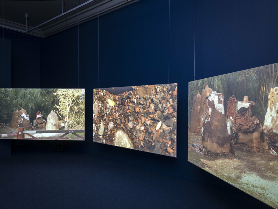 Christine Cynn, earth:NOW:being, 2011. 3-skjerms video, 16:49 min.Over 15 uker forvandler Valentin Manz og venner jord med ild for performance-installasjonen In the Pits ved Church Farm, Ardeley (UK). Musikk av Giles Kwakeulati King-Ashong (Kwake- bass). Foto: Vegard Kleven Christine Cynn, earth:NOW:being, 2011. 3-skjerms video, 16:49 min.Over 15 uker forvandler Valentin Manz og venner jord med ild for performance-installasjonen In the Pits ved Church Farm, Ardeley (UK). Musikk av Giles Kwakeulati King-Ashong (Kwake- bass). Foto: Vegard Kleven
