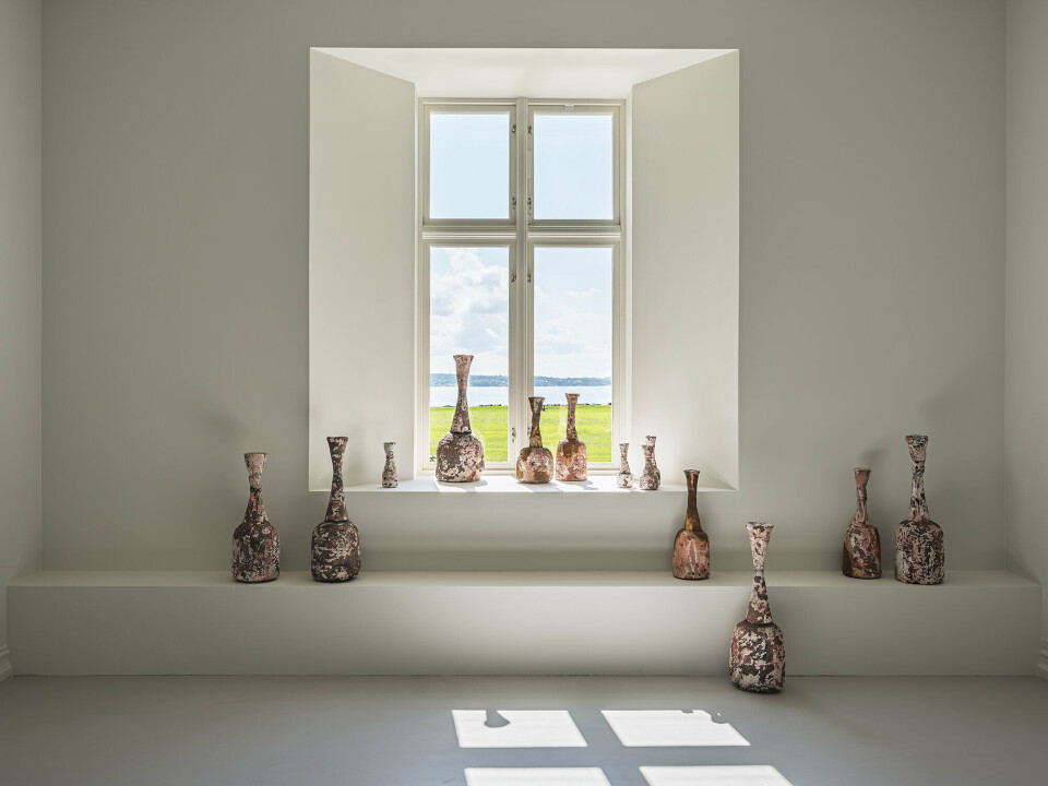 Pekka Paikkari, Curiosity Bottles. 2020. Keramikk, Magna-Crete, epoksy, maling, sølvblad, rust, aske. Foto: Vegard KlevenPekka Paikkari omfavner det krakelerte og uperfekte uttrykket. Han er opptatt av materialets hukommelse og utfordringene iboende leire. Han jobber med de ukontrollerbare forandringene som foregår i keramikkovnen. Gjennom fremgangsmåter som han har perfeksjonert gjennom sin tretti år lange studiopraksis, fremmer han materialenes sjel og originalitet som kan være gjemt i sprekkene. Pekka Paikkari, Curiosity Bottles. 2020. Keramikk, Magna-Crete, epoksy, maling, sølvblad, rust, aske. Foto: Vegard KlevenPekka Paikkari omfavner det krakelerte og uperfekte uttrykket. Han er opptatt av materialets hukommelse og utfordringene iboende leire. Han jobber med de ukontrollerbare forandringene som foregår i keramikkovnen. Gjennom fremgangsmåter som han har perfeksjonert gjennom sin tretti år lange studiopraksis, fremmer han materialenes sjel og originalitet som kan være gjemt i sprekkene.