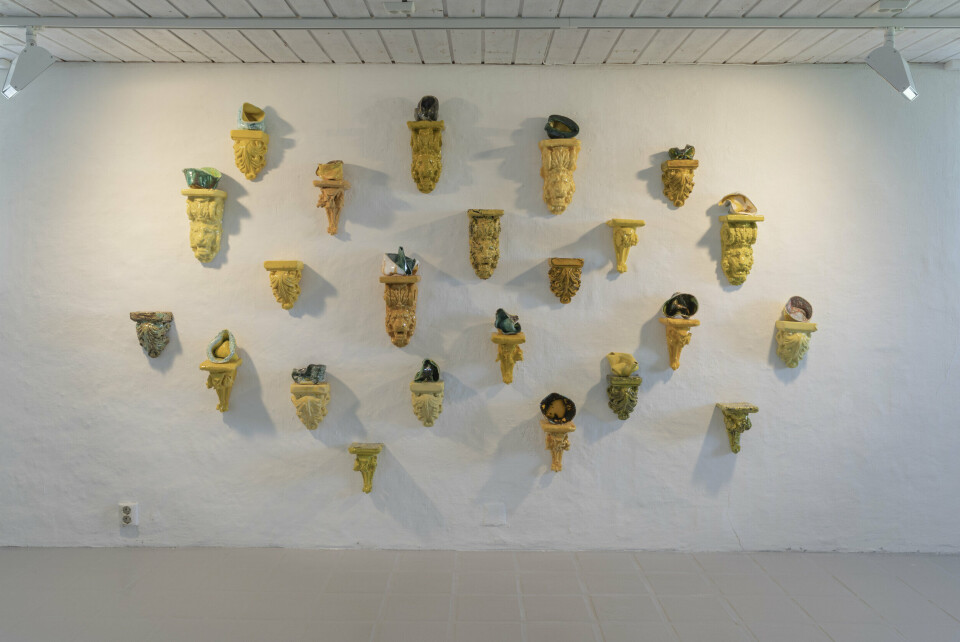 Heidi Bjørgan, The Yellow Wall II, 2019. Steingods og leirgods. Foto: Oddbjørn Erland Aarstad