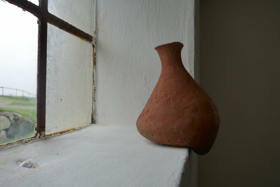 Lillian Tørlen, Levels of Attachment and Belonging, On the Windowsill, 2021. Leirgods. Foto: Brynhild Winther