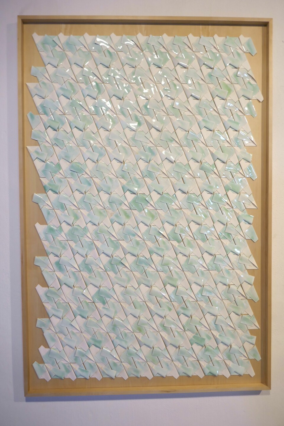 Christina Peel, Folded Porcelain, Green, 2021. Papirporselen, glasur. Foto: Brynhild Winther
