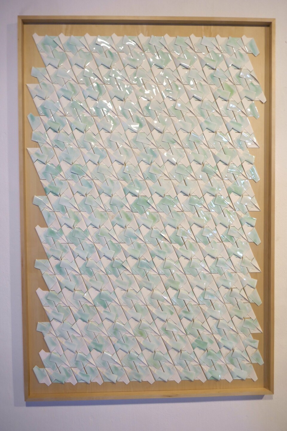 Christina Peel, Folded Porcelain, Green, 2021. Papirporselen, glasur. Foto: Brynhild Winther