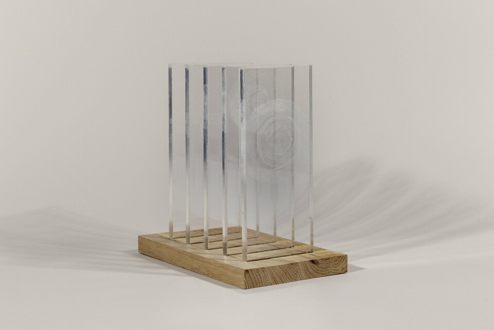 Årringene som Margrethe Pettersen har tegnet opp på plexiglassplater i arbeidet Milepæl (Record) (2008) symboliserer ulike hendelser i Iver Jåks liv. På den siste plexiglassplaten er det risset inn 75 årringer som var Iver Jåks alder da han døde. Foto: Dan Mariner/ Sámi Dáiddaguovddáš Årringene som Margrethe Pettersen har tegnet opp på plexiglassplater i arbeidet Milepæl (Record) (2008) symboliserer ulike hendelser i Iver Jåks liv. På den siste plexiglassplaten er det risset inn 75 årringer som var Iver Jåks alder da han døde. Foto: Dan Mariner/ Sámi Dáiddaguovddáš