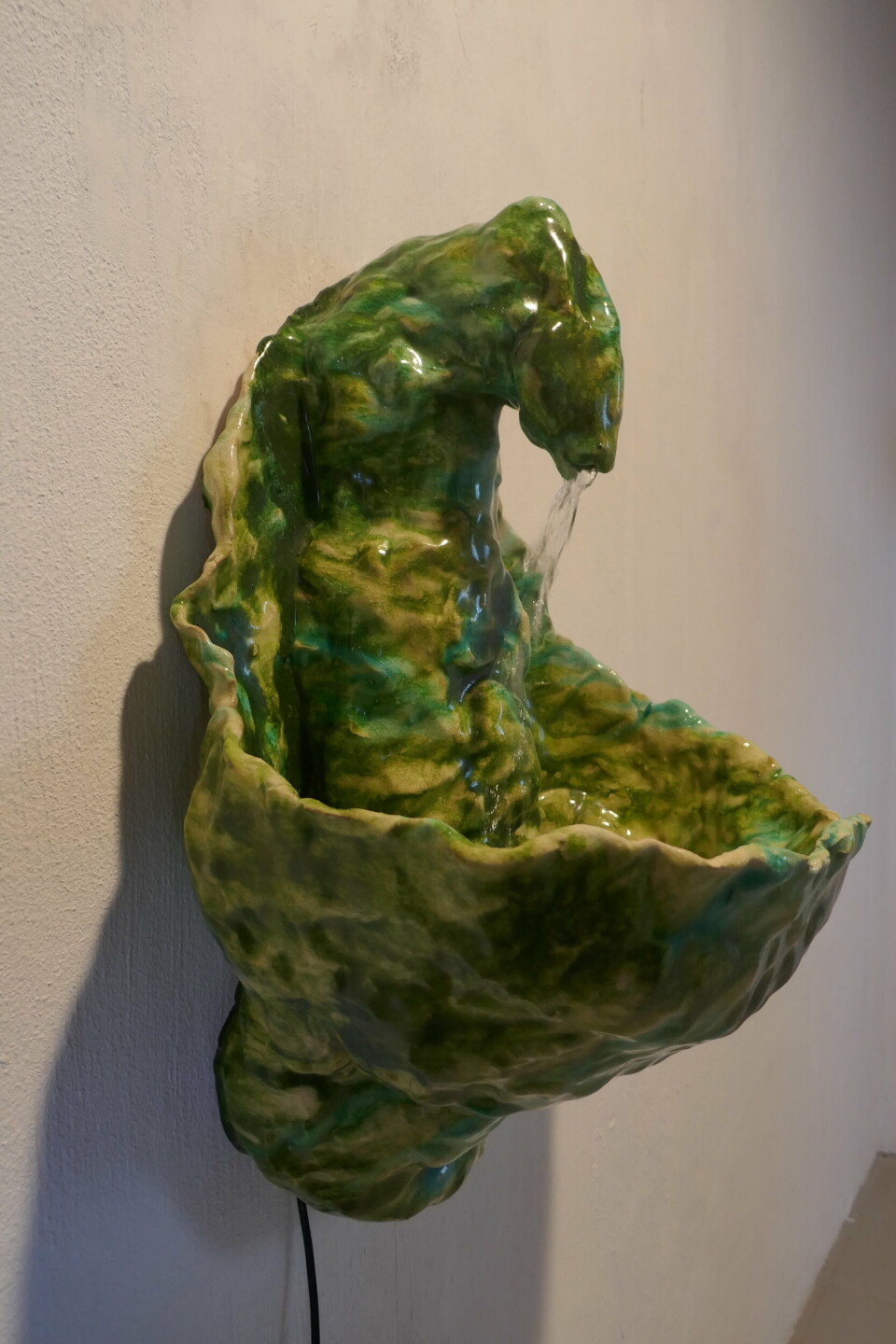 Bjørn Mortensen, Wall Pot (with water), 2016. Glasert steingods, vannpumpe, vann, skjøteledning, beskyttelsesboks. Foto: Brynhild Winther