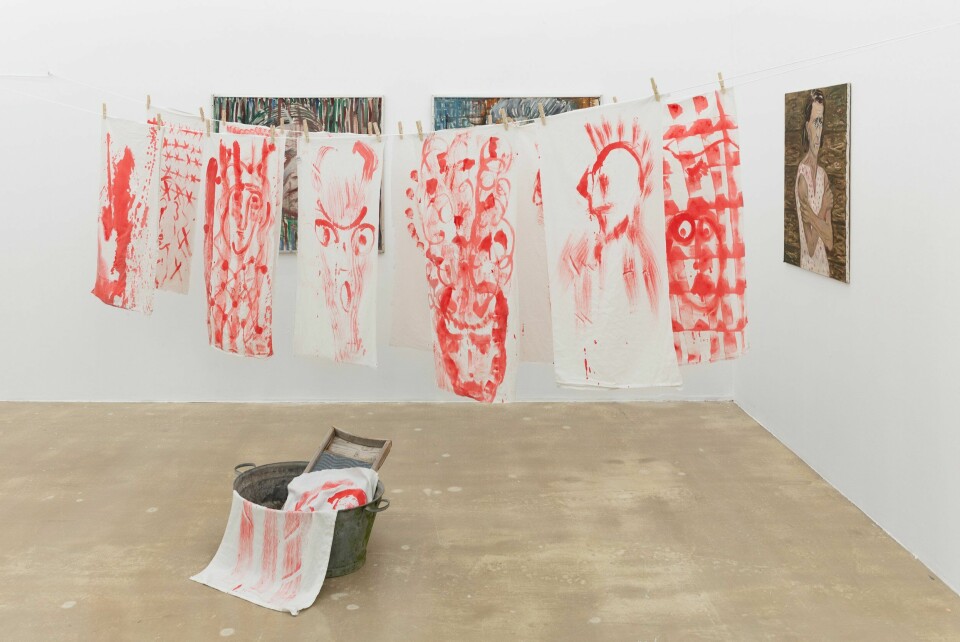 Ursula Reuter Christiansen, Washed Out Faces / Udvaskede ansigter, 2021. Installation of 12 acrylic cotton sheets, tin bucket, laundry line and clothespins. Foto: Tor Simen Ulstein