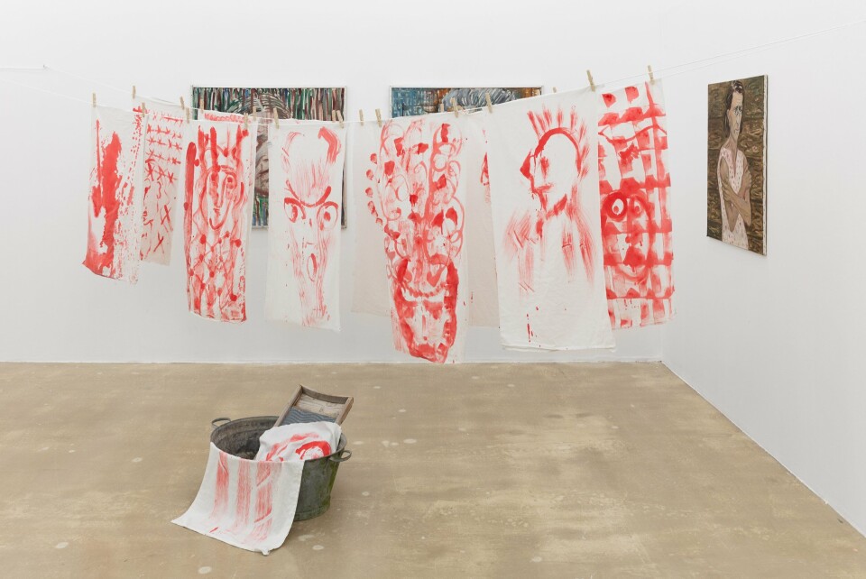 Ursula Reuter Christiansen, Washed Out Faces / Udvaskede ansigter, 2021. Installation of 12 acrylic cotton sheets, tin bucket, laundry line and clothespins. Foto: Tor Simen Ulstein