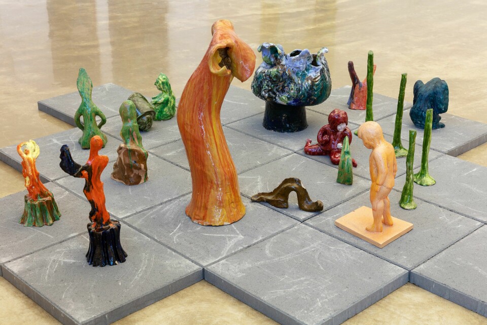 Ursula Reuter Christiansen, Ceramic Installation. Installation of 19 ceramic figures on concrete slabs. Foto: Tor Simen Ulstein