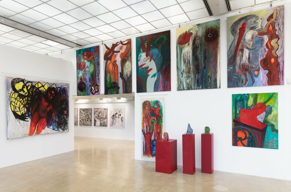 Ursula Reuter Christiansen, Fra venstre: Red Born Daughter II / Rødfødt dat- ter II, 1986. Acrylic on canvas, 202 x 259 cm. Oppe: La Chambre, 1998, Oil on canvas, 200 x 140 cm. Nede: In the Red Forest / I den røde skov, 1986. Acrylic on canvas, 212 x 98 cm, Melting Brick Head / Smeltet stenho- ved, 1985. Ceramic, 25 x 18 cm, Talking Stone Head / Talende stenho- ved, 1985. Ceramic, 25 x 18 cm. Green Grass Head / Grøn grashoved, 1985. Ceramic, 25 x 18 cm, Human Grinding Mill / Menneske- kværn, 2003. Oil on canvas, 145 x 114 cm. Foto: Tor Simen Ulstein