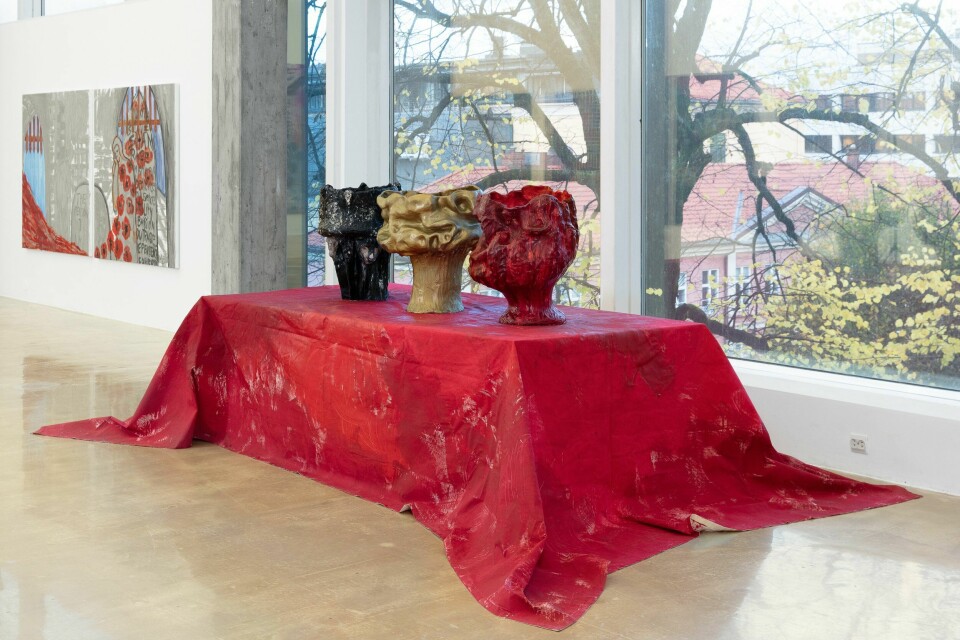 Ursula Reuter Christiansen, Soup for the King / Suppe til kongen, 1985. Installation of 3 ceramic vases on acrylic on fabric, sound installation. Foto: Tor Simen Ulstein