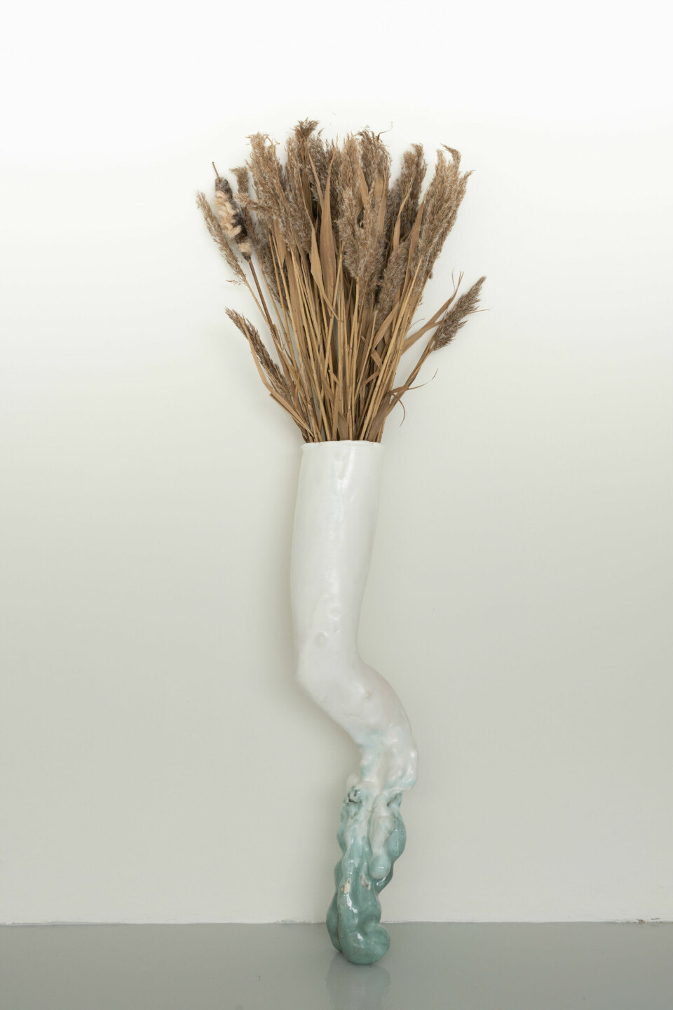 Linda Morell, Amphora, 2020. Glaserad keramik, bladvass, kaveldun. 150 x 50 x 35 cm. Foto: Bjarte Bjørkum
