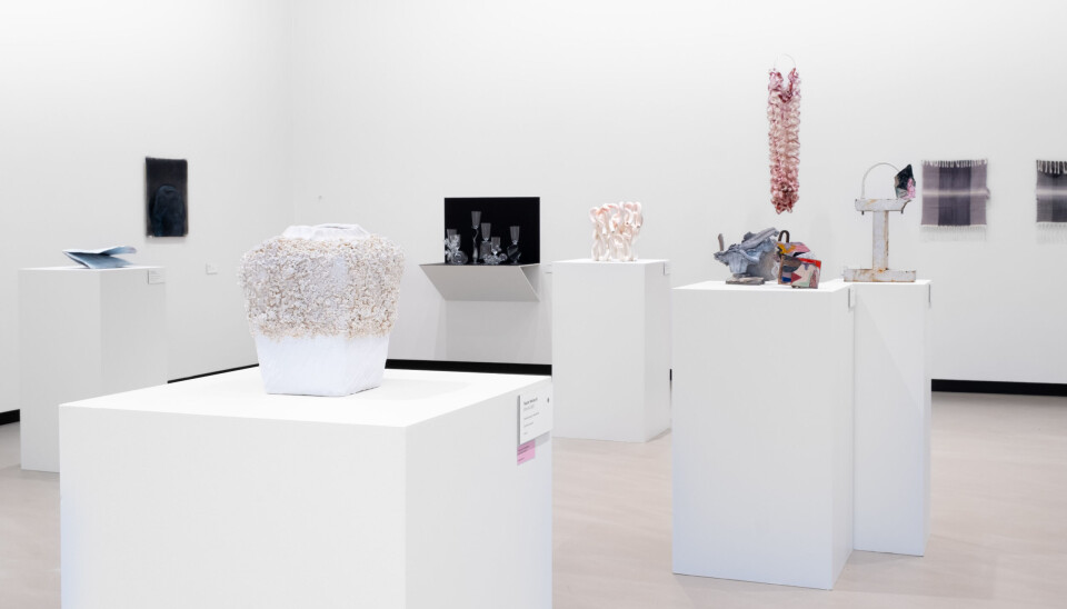 Årsutstillingen 2024 på K-U-K i Trondheim.Helt i front står Takumi Morozumis skulptur Shiro XV (2023)