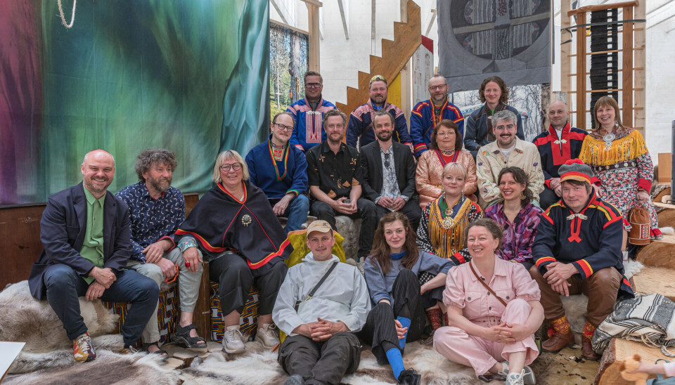 Joar Nango sammen med noen av sine samarbeidspartnere da Girjegumpi var utstilt i den nordiske paviljongen under Veneziabiennalen 2023. Avbildet er: Tobias Aputsiaq Prytz, Katrine Rugeldal, Luba Kuzovnikova, Carlos Mínguez Carrasco, Arne-Terje Sæther, Mariann Mathisen, Jenni Hakovirta, Astrid Fadnes, Anders Sunna, Anders Rimpi, Eystein Talleraas, Robert Julian Badenhope Hvistendahl, Katarina Spik Skum, James Taylor-Foster, Tom Sottinen, Pirita Näkkäläjärvi, Ken Are Bongo, Joar Nango, Wimme Sarri, Aslak Holmberg.