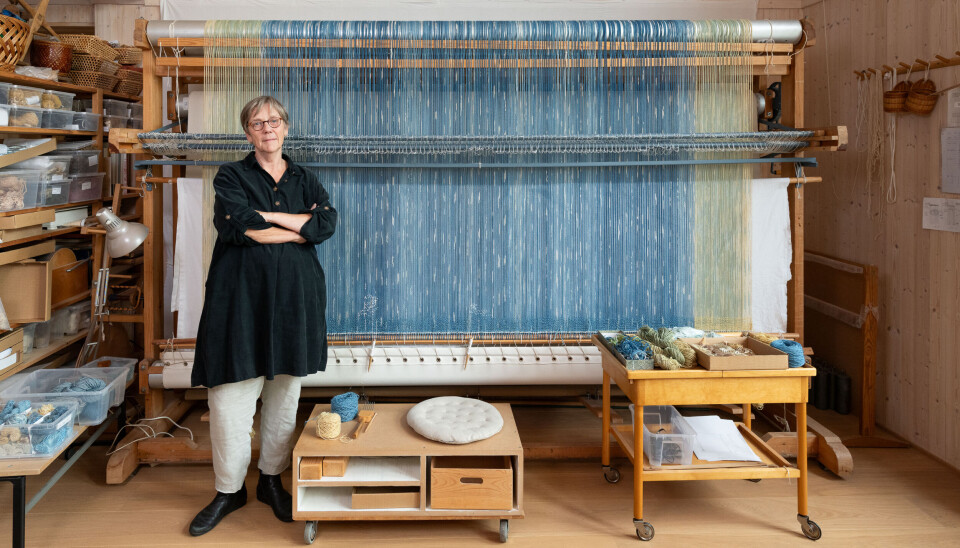Anne Stabell i atelieret sitt.